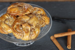 Kardemummabullar (Kardamónové buchtičky)