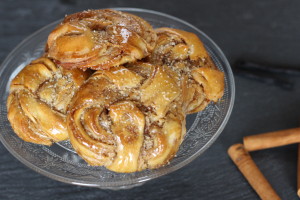 Kardemummabullar (Kardamónové buchtičky)