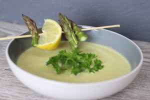 Šparglová polievka s pečeným cesnakom