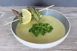 Šparglová polievka s pečeným cesnakom