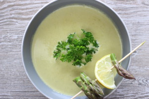 Šparglová polievka s pečeným cesnakom