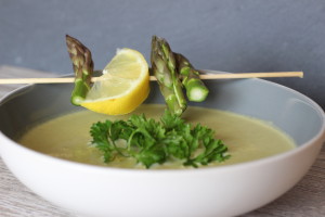 Šparglová polievka s pečeným cesnakom