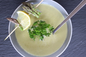 Šparglová polievka s pečeným cesnakom